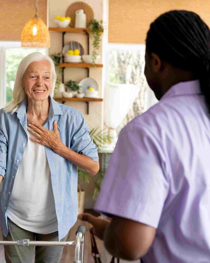 travailleur-social-africain-prenant-soin-d-une-femme-agee-resize